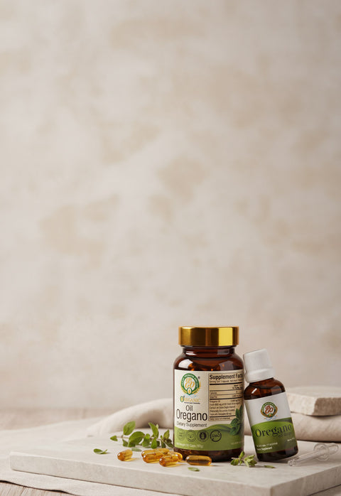 Botellas de aceite de orégano orgánico OreganicUSA en cápsulas y líquido en una composición limpia para móvil con cápsulas alrededor y fondo natural.