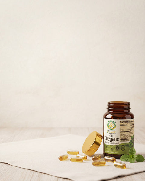 Botella de aceite de orégano OreganicUSA con cápsulas y tapa lateral en una composición limpia para móvil con fondo natural.