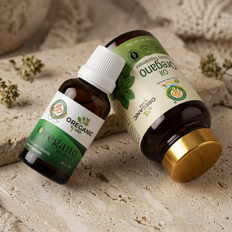 Kit Inicial de Aceite de Orégano con botella líquida y botella de cápsulas en composición diagonal.