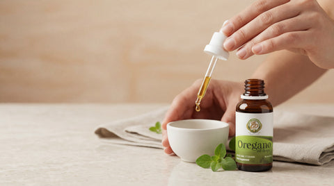 Botella de aceite de orégano OreganicUSA en una escena natural y limpia, colocada en la parte inferior con espacio libre arriba para texto sobre usos del producto.